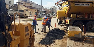 Manavgat'ta yollara bakım ve onarım