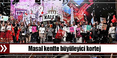 Masal kentte büyüleyici kortej