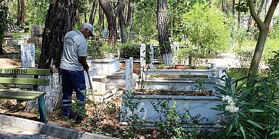 Mezarlıklarda bayram hazırlığı