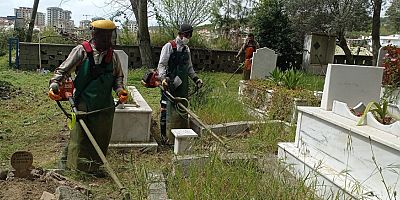 Mezarlıklarda bayram hazırlığı