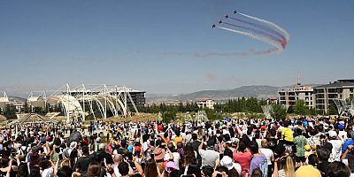 Milli gururumuz Türk Yıldızları’ndan nefesleri kesen gösteri
