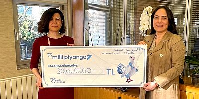 Milli Piyango özel yılbaşı çekilişi’nde 30 milyon TL ikramiye kazanan talihli çekini teslim aldı