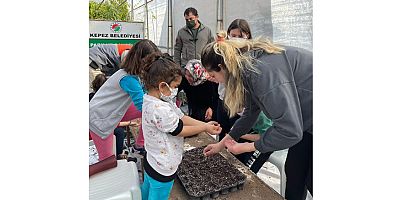 Minik eller ata tohumlarını toprakla buluşturdu  
