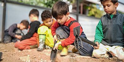 Minik eller tohumları toprakla buluşturdu