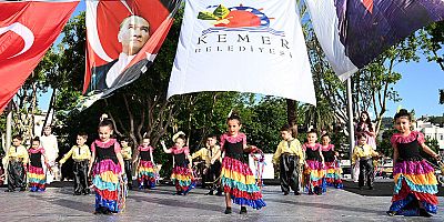 Minik öğrencilerden muhteşem dans gösterisi
