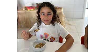 Minik öğrencilere aşure ikramı 