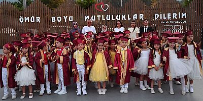 Minik öğrencilerin mezuniyet sevinci