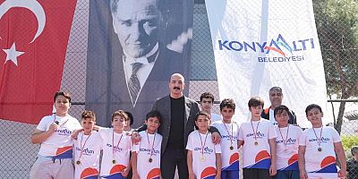 Minik sporculara madalyalarını Başkan Kotan verdi