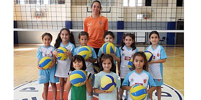 Minik voleybol yıldızları Kepez’de yetişiyor