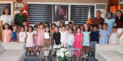 Minik yürekler bağış sertifikasını Başkan Topaloğlu’na sundu 