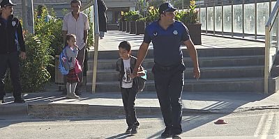 Minikler Okul Yolunda Zabıtaya Emanet