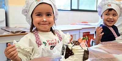 Minikler yeni yıl pastalarını yaptı