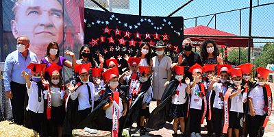 Miniklerin ilk karne sevinci