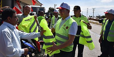Motosiklet sürücülerine Reflektif Yelek Dağıtıldı
