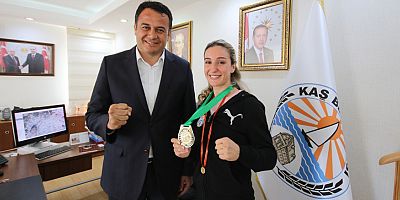 Muaythai dünya şampiyonu Zehra Doğan, Kaş Belediye Başkanı Ulutaş'ı ziyaret etti