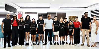 Muratpaşa Belediyespor squashta kürsüden inmiyor