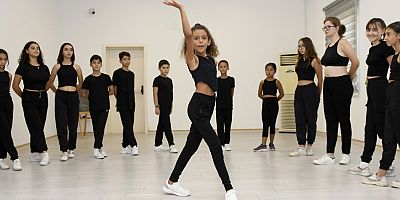 Muratpaşa’da salon dansları topluluğu