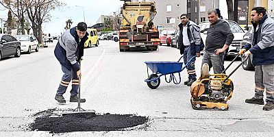 Muratpaşa’da yollar onarılıyor