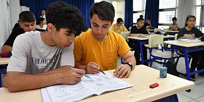 Muratpaşa tatilde de öğrencilerin elini bırakmayacak