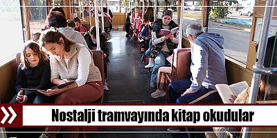 Nostalji tramvayında kitap okudular
