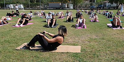Öğrenciler açık havada yoga yaptı
