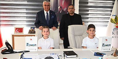 Öğrenciler Başkanlık koltuğuna oturdu