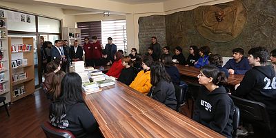 Öğrenciler kitap istedi, Başkan Tütüncü gönderdi