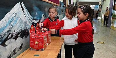 Öğrenciler sıfır atık konusunda bilinçlendiriliyor 