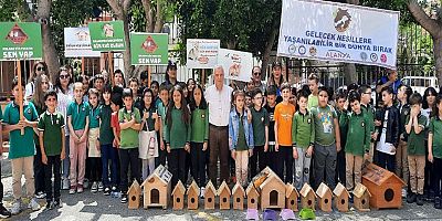 Öğrenciler sokak hayvanlarına mama bıraktılar