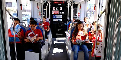 Öğrenciler tramvayda kitap okudu