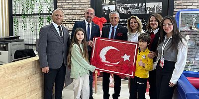 Öğrencilerden Başkan Topaloğlu’na Türk bayrağı 