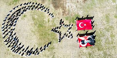 Öğrencilerden Türk bayrağı koreografisi