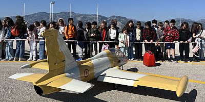 Öğrencilere model uçak gösterisi