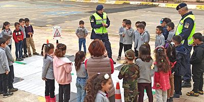 Öğrencilerin Jandarma İle Kaynaşması ve Trafik Eğitim Semineri