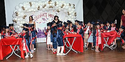 Öğrencilerin mezuniyet sevinci 