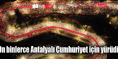 On binlerce Antalyalı Cumhuriyet için yürüdü