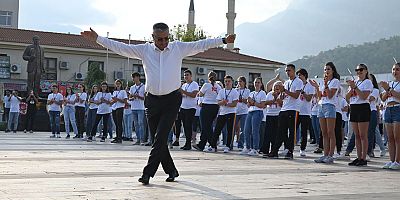 Önce Başkan’dan Zeybek, sonra 300 dansçıdan erik dalı