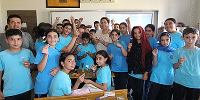 Ortaokul öğrencilerine ipek kozasından çiçek yapımı eğitimi verildi