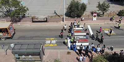 Otizmli çocuklarla yaya yolu boyama etkinliği