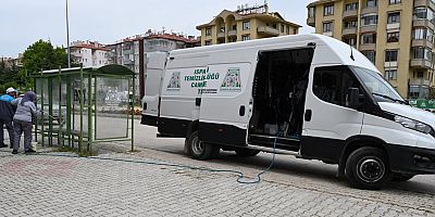 Otobüs durakları yıkanıyor