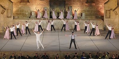 Özgürlüğün ve yaşam sevincinin dansı: Zorba ayakta alkışlandı