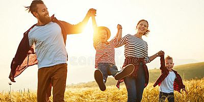 Pandemiye rağmen dünyada insanların yarıdan çoğu mutlu