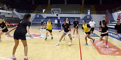 Parkede futbollu antrenman