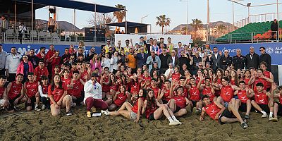 Plaj voleybolu sezonu Alanya'da açıldı