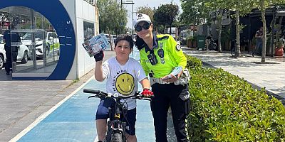 “Polirobot Trafikte Projesi” Kapsamında Trafik Kurallarına Uyan Çocuklara Kitapçık ve Polirobot Trafikte Kartı Hediye Edildi