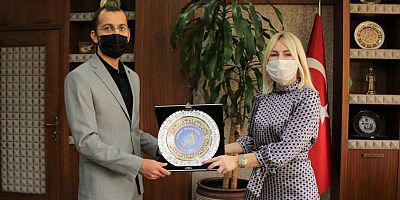 Rektör Özkan, Antalya'dan cepheye koşan Azerbaycanlı doktorla görüştü