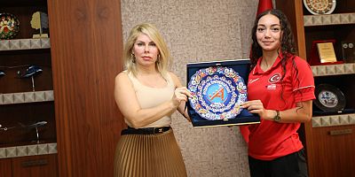 Rektör Özkan, Avrupa Triatlon Kupası’nda altın madalya kazanan Selinay Tuğçe Kır’ı ağırladı