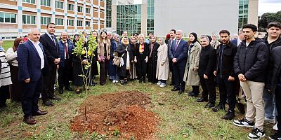 Rektör Özkan, İlahiyat Fakültesi’nde Ağaç Dikti, Gazze Sergisini Gezdi