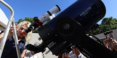 Rektör Özkan öğrencilerle birlikte Güneş tutulmasını izledi