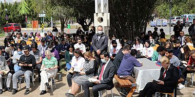 Rektör Özkan öğrencilerle kitap okuma etkinliğinde buluştu